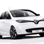 Renault Zoe branco sob fundo branco