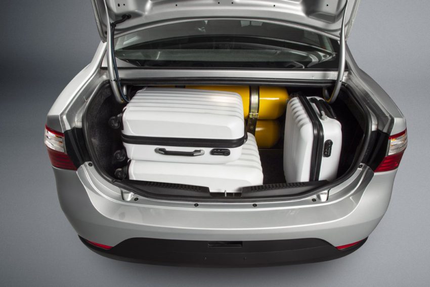 Porta-malas do Fiat Grand Siena com GNV e malas
