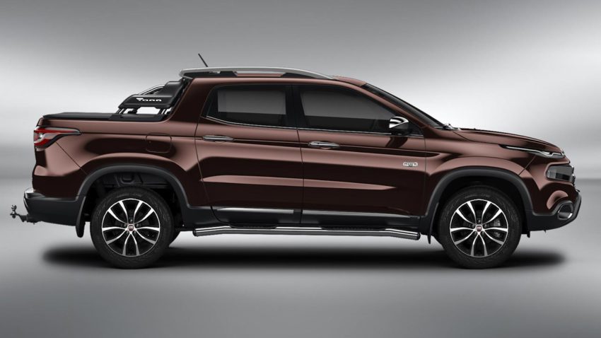 Foto lateral do Fiat Toro Ranch cor vinho, fundo em cinza degradê