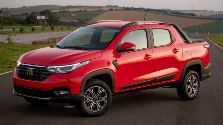 Fiat Strada 2021 cabine dupla vermelho, com lago e vegetação ao fundo