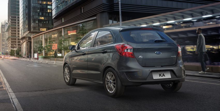 Ford Ka 2020 cinza visto desde a traseira