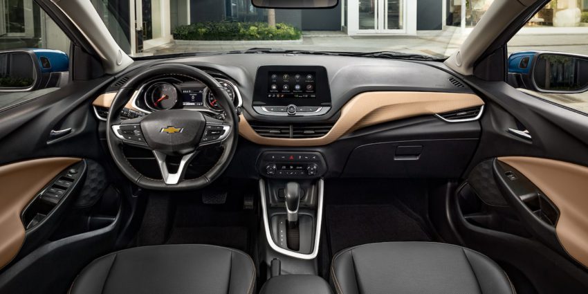 Painel, bancos e volante do Chevrolet Onix Plus Premier em couro bege