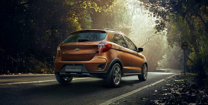 Ford Ka Freestyle laranja visto desde a traseira