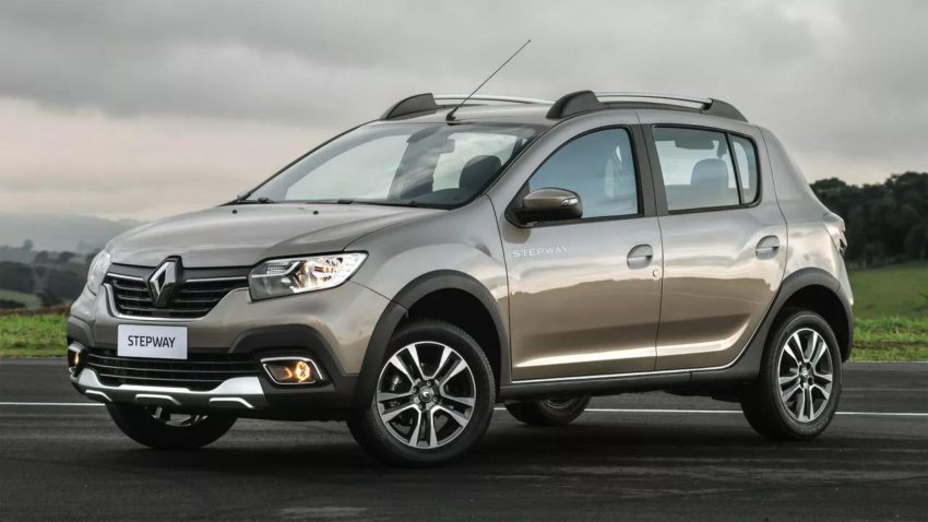 Renault Stepway Cinza com paisagem ao fundo