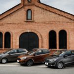 Ford Ka Sedan, Ka Hatch e Ka Freestyle na frente de uma fábrica