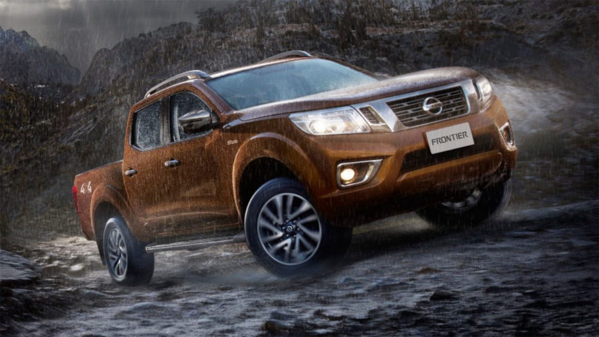 Nissan Frontier 2020 Bege na chuva em caminho offroad