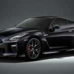 Nissan GT-R preto visto de frente