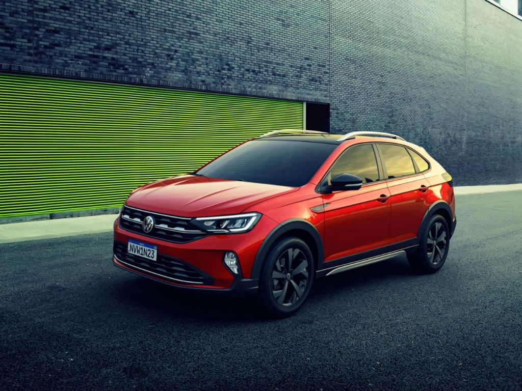 Volkswagen Nivus vermelho visto desde a dianteira