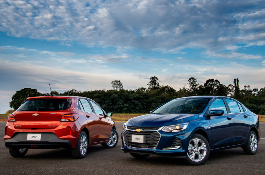 Chevrolet Onix Premier vermelho e Chevrolet Onix Plus Premier