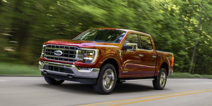 Ford F-150 laranja em uma estrada