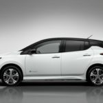 Nissan Leaf branco visto de lado