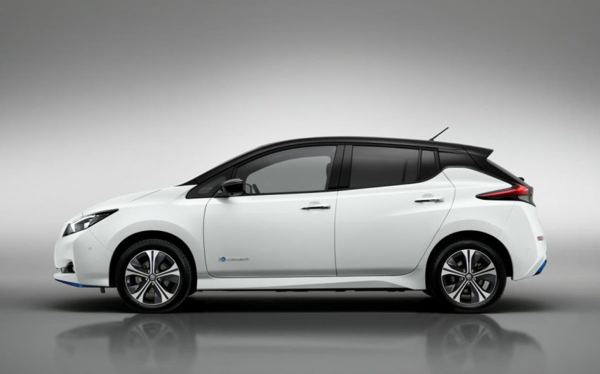 Nissan Leaf branco visto de lado