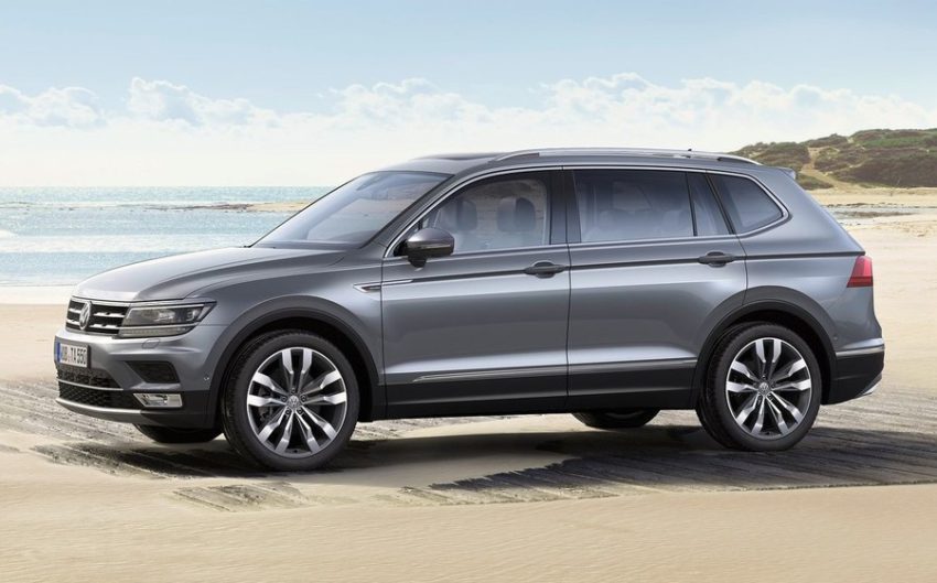 Volkswagen Tiguan Allspace cinza visto de lago em uma praia