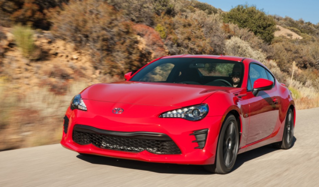 Toyota GT 86 vermelho em estrada de terra