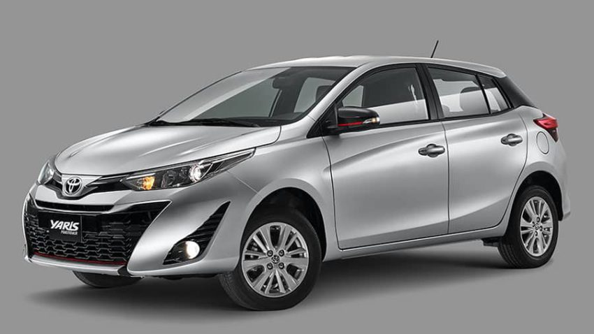 Toyota Yaris 2020 prata visto desde a dianteira