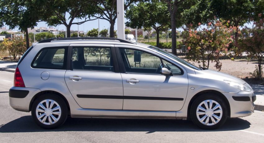 peugeot 307 sw prata vista desde a lateral