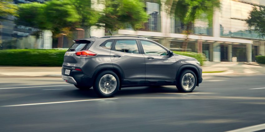 Novo Chevrolet Tracker cinza vista desde a lateral em uma estrada