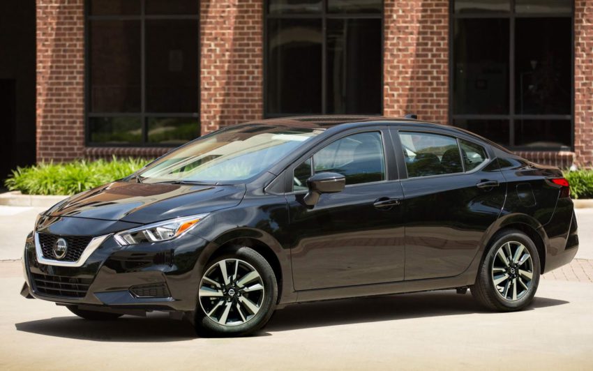 Novo Nissan Versa preto visto desde a lateral