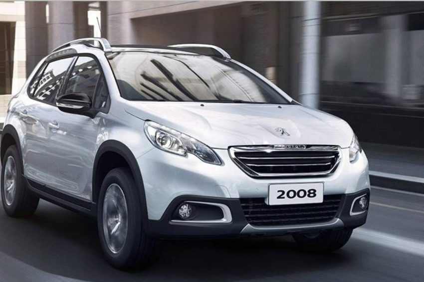 Peugeot 2008 branco visto desde a dianteira