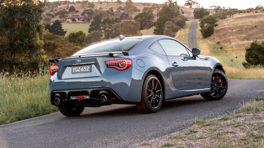 Toyota GT86 azul visto desde a traseira