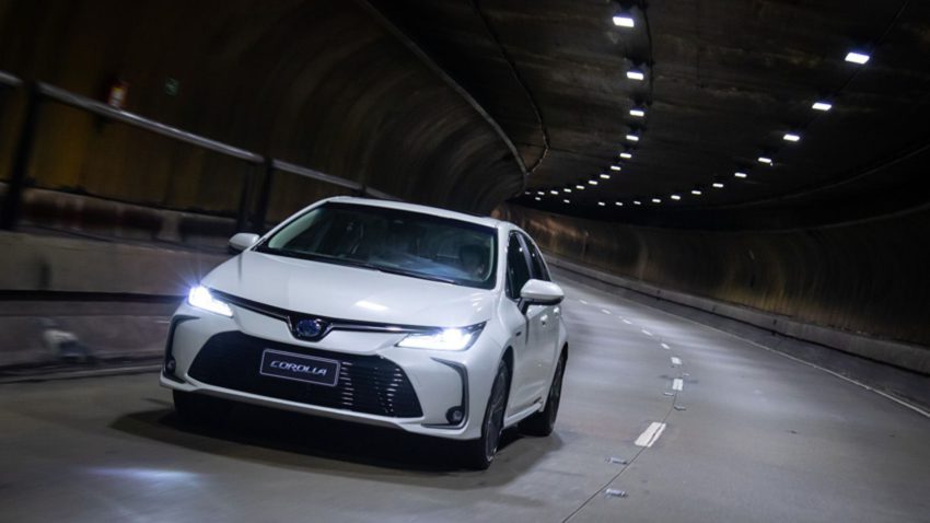 toyota corolla 2020 branco no túnel