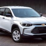 Chevrolet Tracker branco vista desde a dianteira