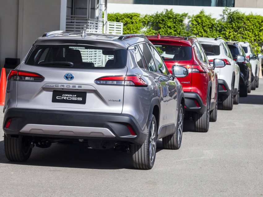 Fila de Toyota Corolla Cross Hibrido saindo da fábrica