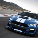 Ford Mustang Shelby azul em pista