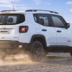 Jeep Renegade Moab branco em estrada de terra