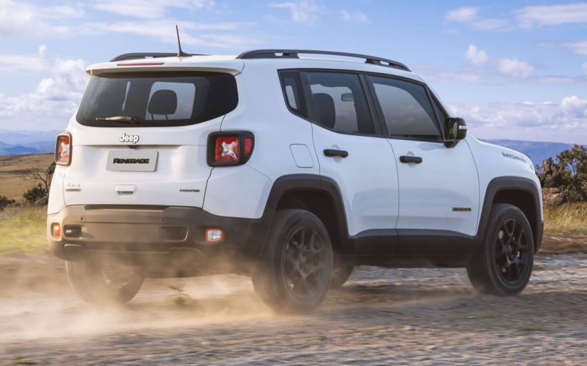 Jeep Renegade Moab branco em estrada de terra