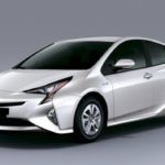 Novo Toyota Prius branco visto desde a dianteira