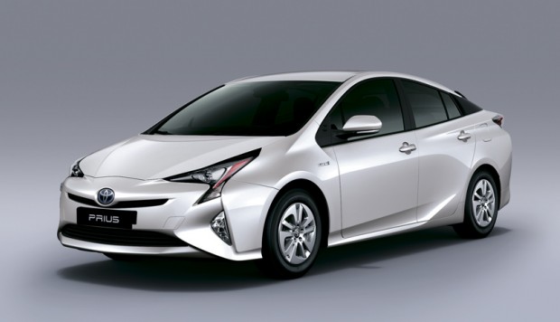 Novo Toyota Prius branco visto desde a dianteira