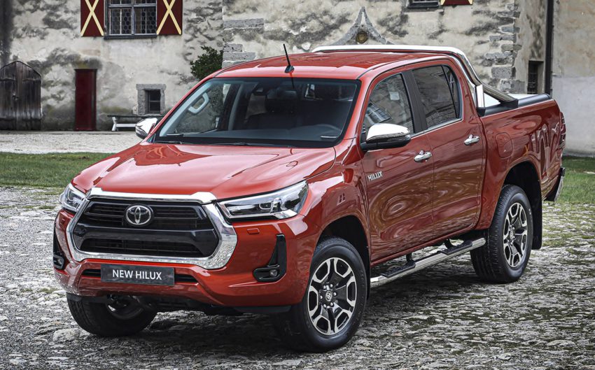Toyota Hilux vermelha 2021 vista desde a dianteira