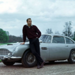 Cena de Sean Connery e seu Aston Martin DB5, do ''007 contra Goldfinger'' (1964) Divulgação.