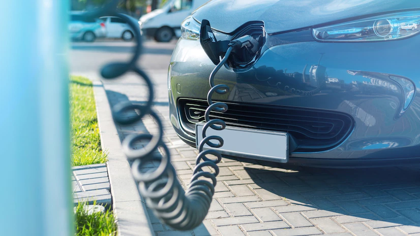 carro elétrico na tomada