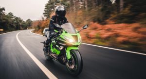 moto faróis na estrada