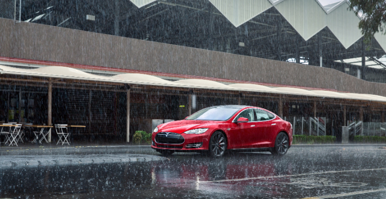 carro tesla na chuva