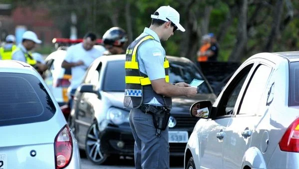 agente de trânsito multando