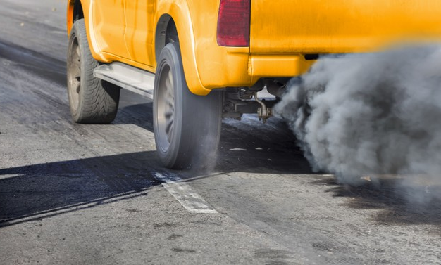 carro soltando fumaça preta