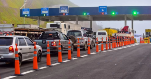 carros no pedágio