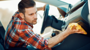 limpando o carro por dentro