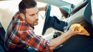 limpando o carro por dentro
