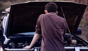 abrir capô do carro para ouvir o motor