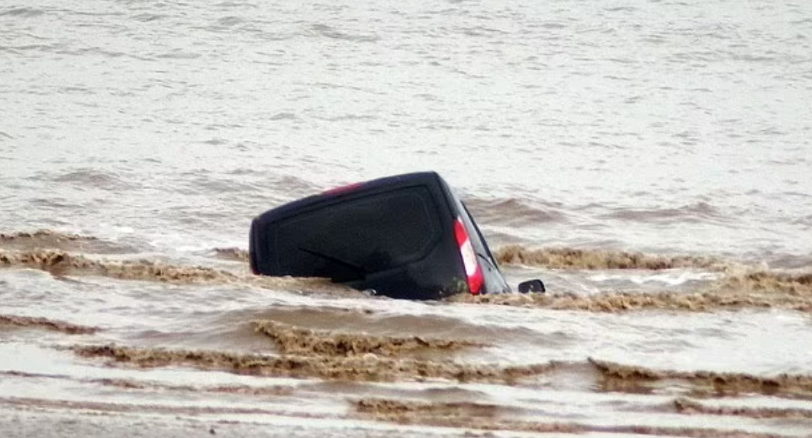 carro afundando