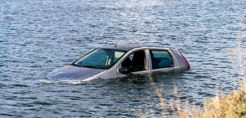 carro afundando