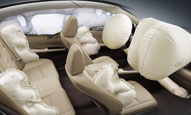 carro com diversos airbags