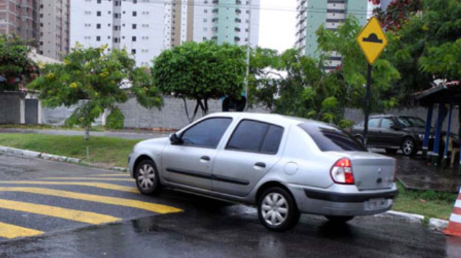 carro passando na lombada