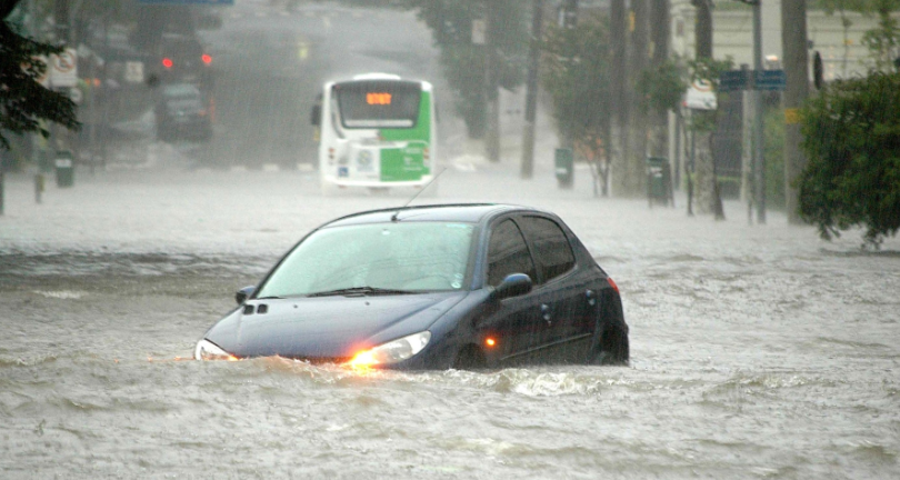 água dentro do motor do carro