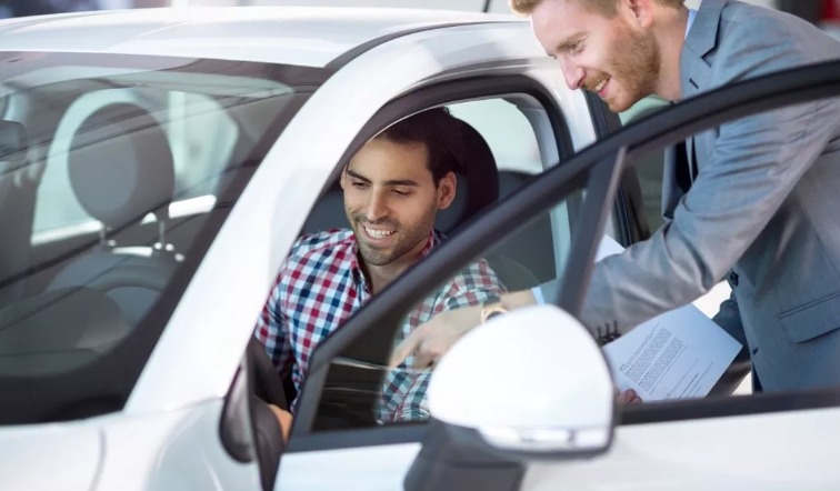 carro concessionária vendedor comprador