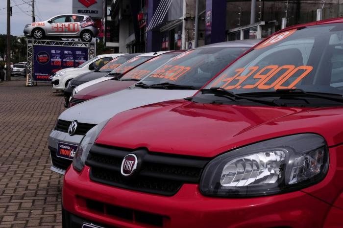 vários carros usados um do lado do outro